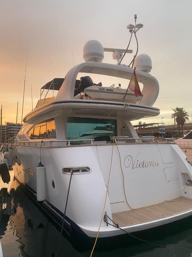 Hotel Yacht 20Metros Sant Adrià de Besòs Exterior foto