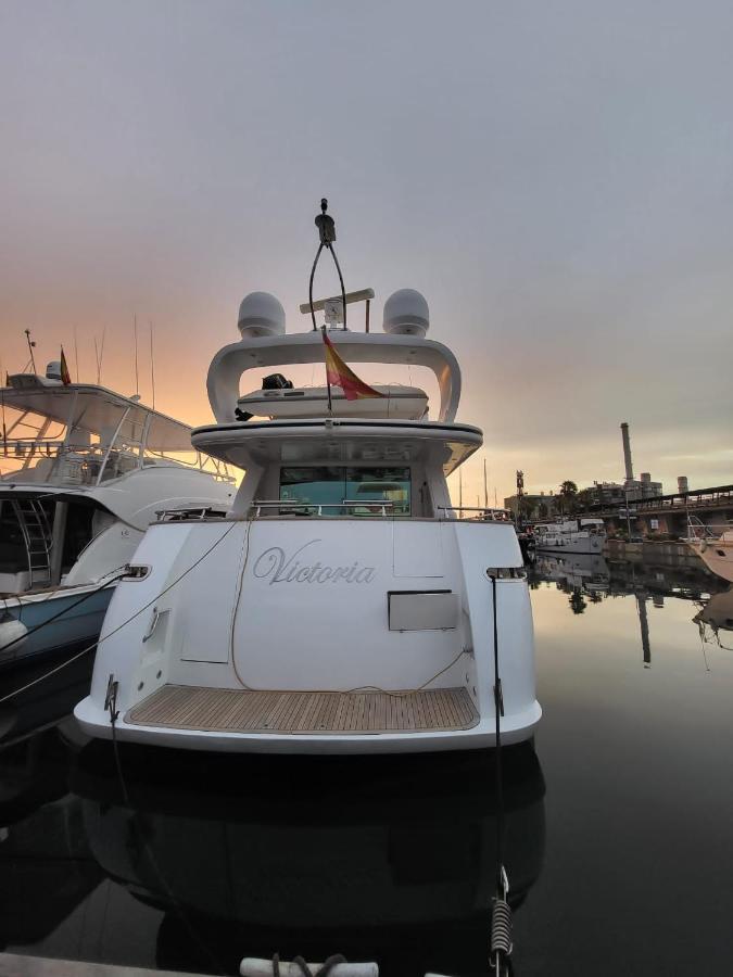 Hotel Yacht 20Metros Sant Adrià de Besòs Exterior foto